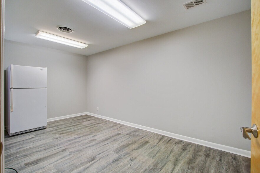 More Photos Of 137 Cedar Dr, Saint Stephen Office For Sale