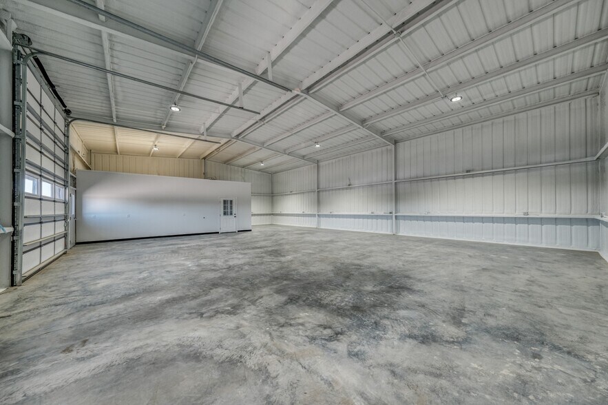 More Photos Of 109 Bennett Hills Dr, Weatherford Warehouse For Sale