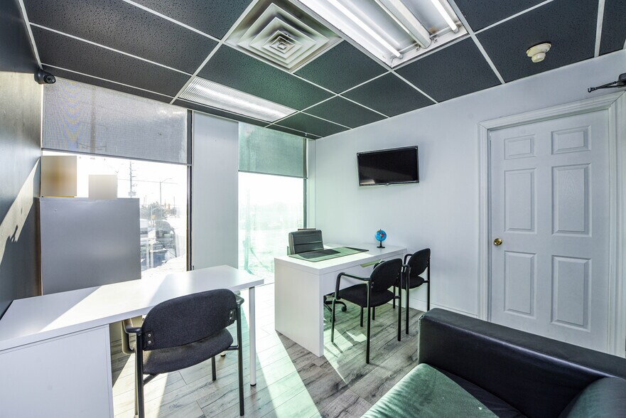 More Photos Of 1300 Steeles Ave E, Brampton Office For Lease