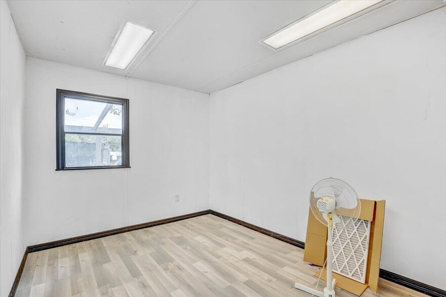 More Photos Of 11309 E US Highway 92, Seffner Warehouse For Sale