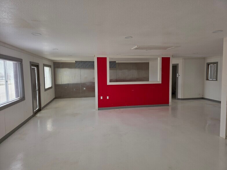 More Photos Of 402-412 S State Highway 5, Versailles General Retail For Sale