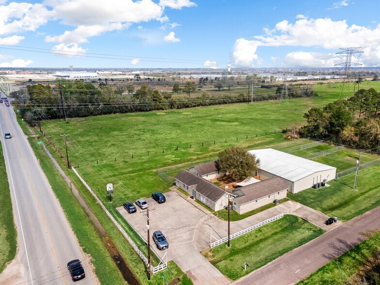 More Photos Of 1115 Dickinson Ave, Dickinson Veterinarian Kennel For Sale