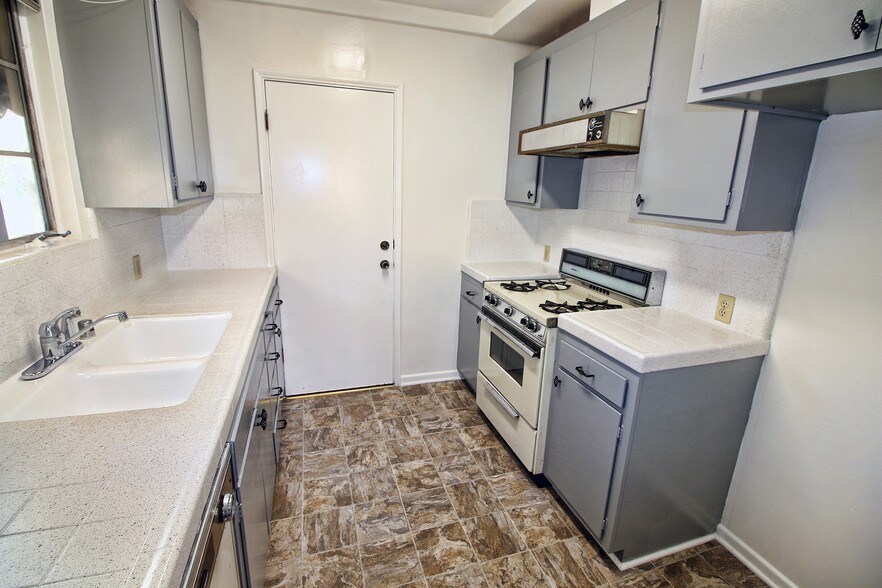 More Photos Of 140 N Pass Ave, Burbank Apartments For Sale