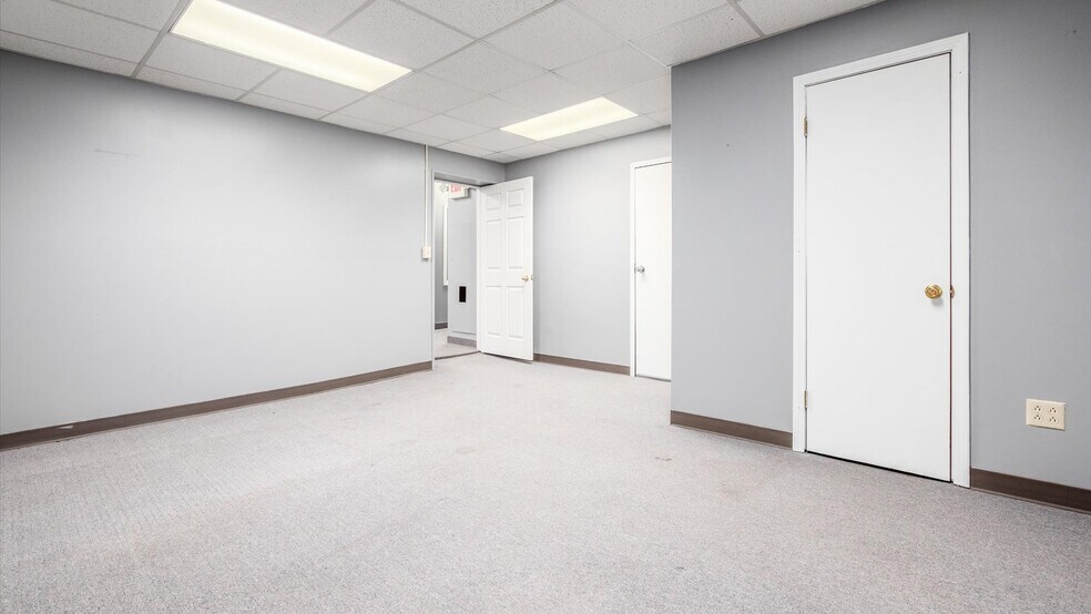 More Photos Of 927 Wheeling Ave, Cambridge Medical For Lease