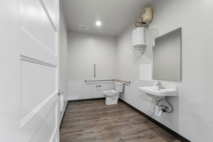 More Photos Of 3383 W Daugharty Loop, Hayden Warehouse For Lease