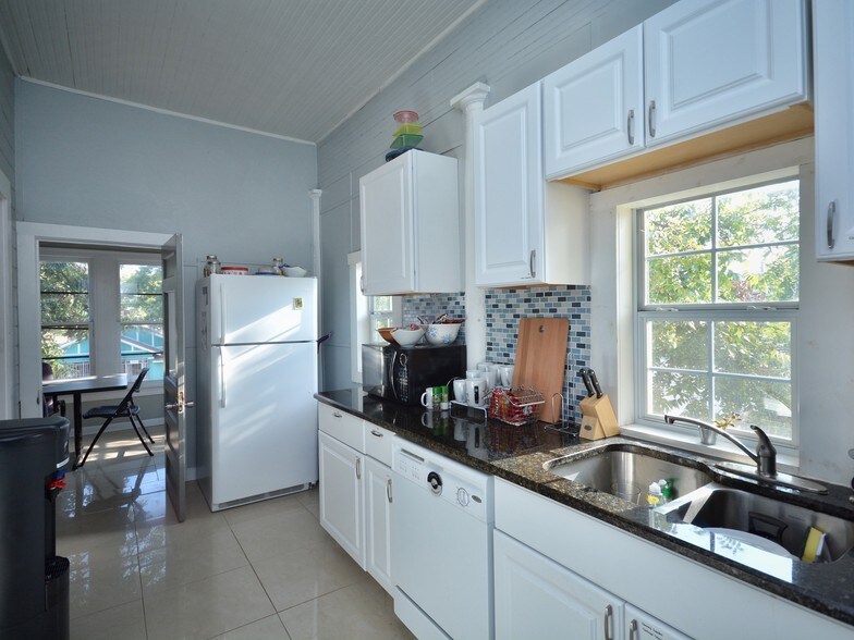 More Photos Of 2125 E Cesar Chavez St, Austin Office For Lease