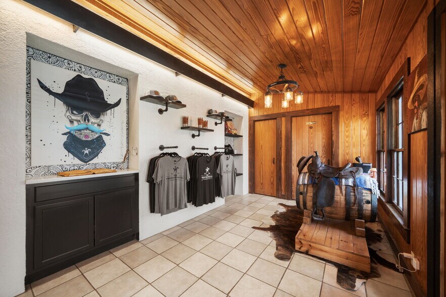 More Photos Of 1103 Maple St, Bandera Hotel For Sale