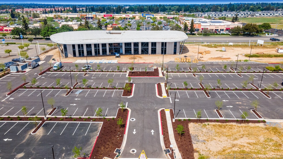 More Photos Of 700 W Herndon Ave, Clovis Unknown For Lease