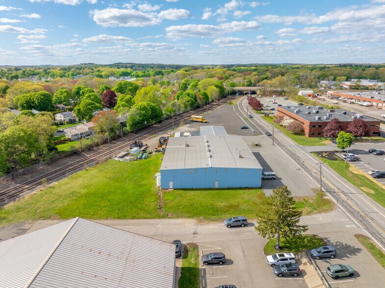 More Photos Of 27 Tozer Rd, Beverly Warehouse For Lease