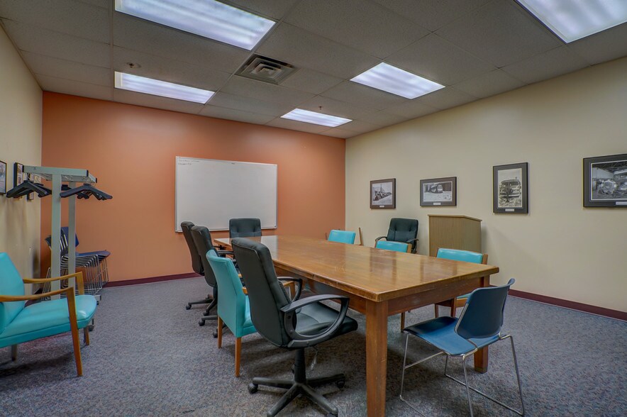 More Photos Of 931 E Main St, Madison Manufacturing For Lease