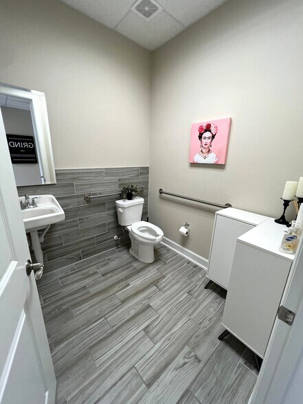 More Photos Of 202 Industrial Blvd, Sugar Land Office For Lease