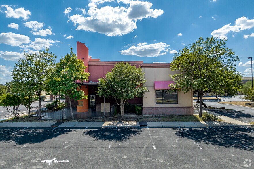 More Photos Of 17660 Henderson Pass, San Antonio Restaurant For Sale