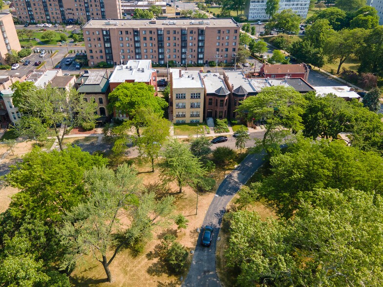 More Photos Of 619 E Groveland Park, Chicago Apartments For Sale
