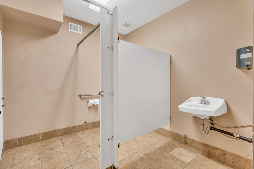 More Photos Of 4910 W Adams Blvd, Los Angeles Flex For Sale