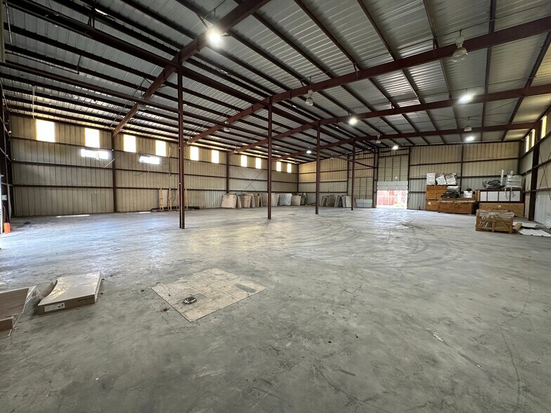 More Photos Of 5817 Centralcrest St, Houston Warehouse For Lease