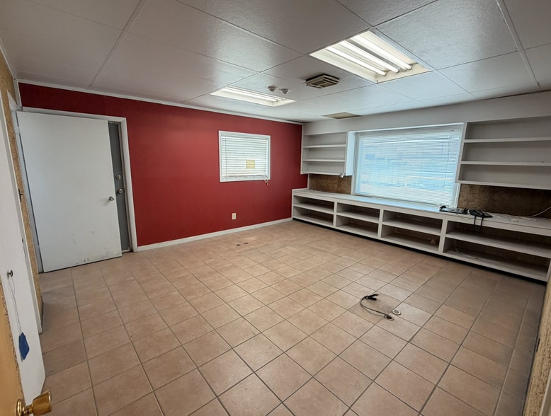 More Photos Of 9700 Railroad Dr, El Paso Warehouse For Sale