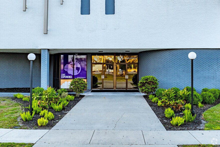 More Photos Of 940 Tarpon St, Fort Myers Schools For Lease