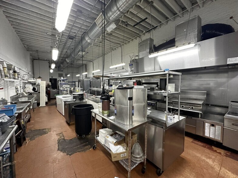 More Photos Of 13 W National, Brazil Office For Lease