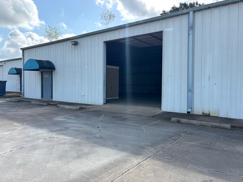 More Photos Of 1126 County Road 129, Alvin Warehouse For Lease