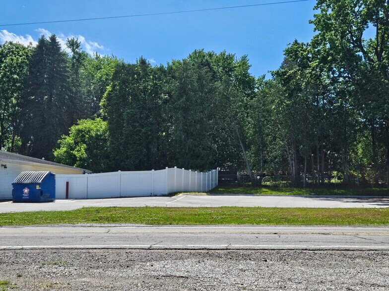 More Photos Of 3949 N River Rd, Freeland Office For Lease