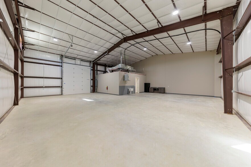 More Photos Of 6451 Silver Saddle Rd, Fort Worth Warehouse For Lease