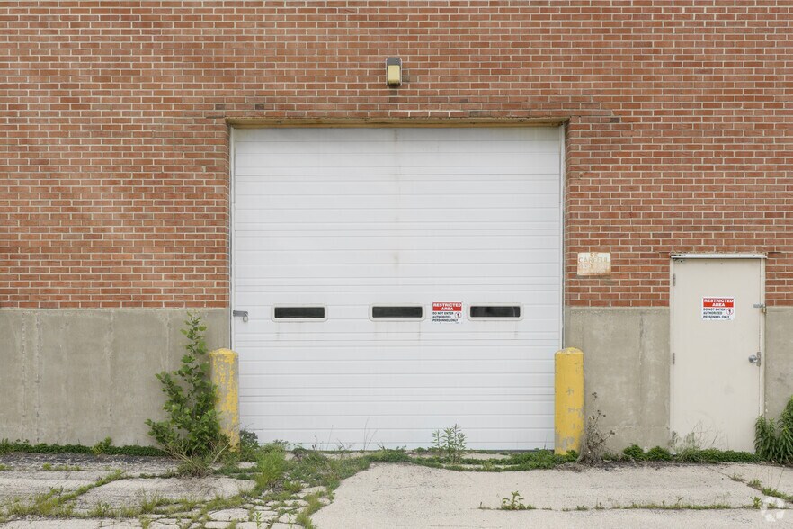 More Photos Of 947 E Clinton St, Freeport Warehouse For Sale