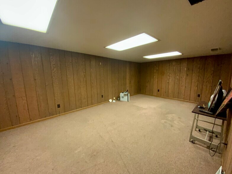 More Photos Of 3400 W Kiehnau Ave, Milwaukee Light Distribution For Lease