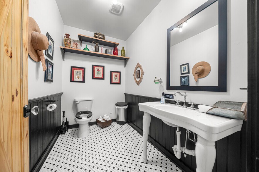 More Photos Of 411 E Front Ave, Chester Hotel For Sale