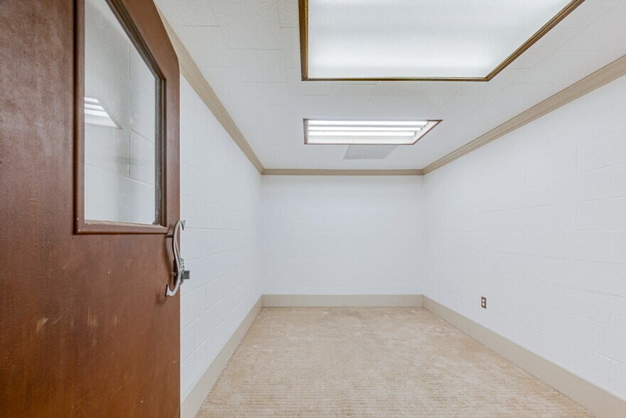 More Photos Of 1920 N Memorial Way, Houston Loft Creative Space For Lease