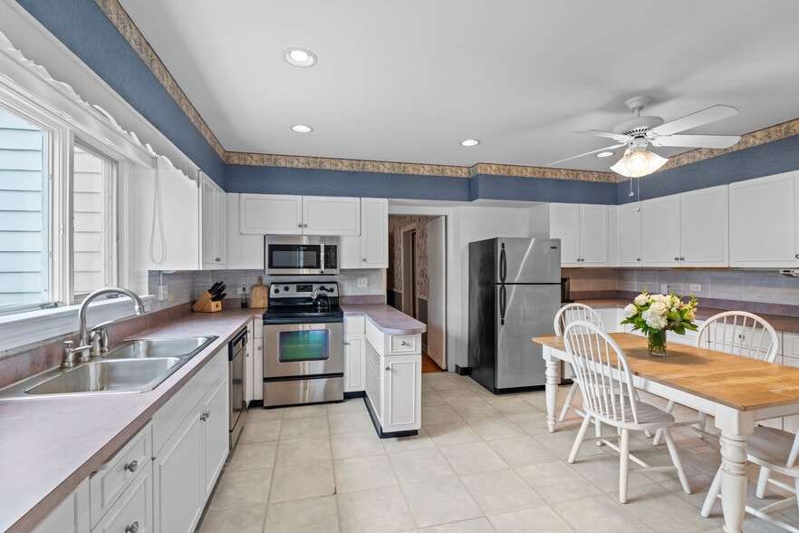 More Photos Of 32 E Main St, Mystic Office For Sale