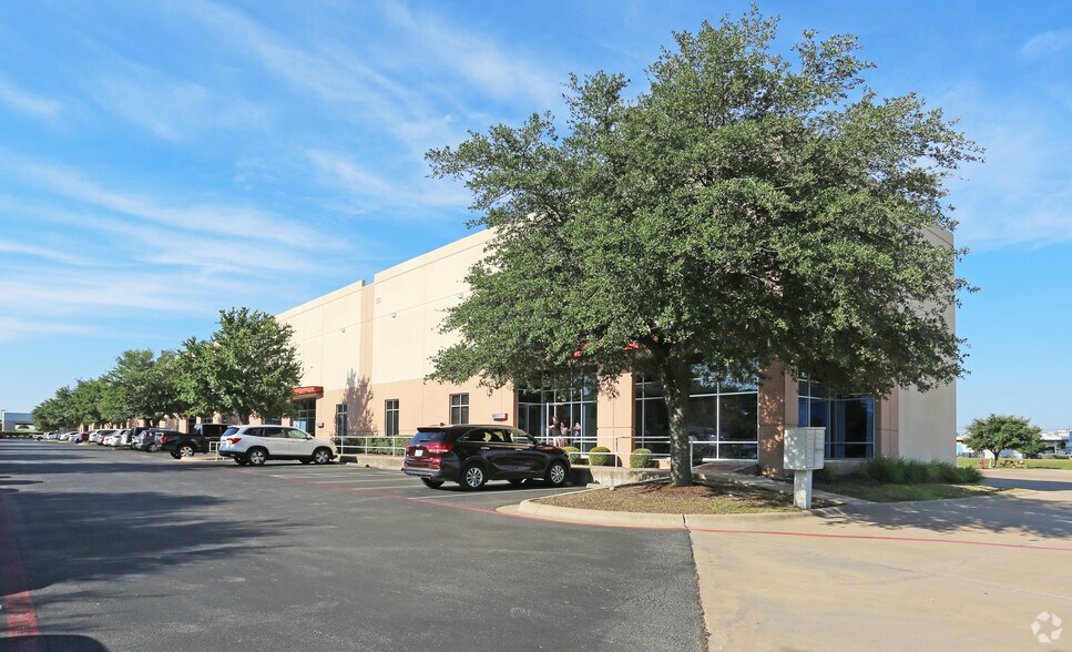 More Photos Of 33 Cypress Blvd, Round Rock Warehouse For Lease