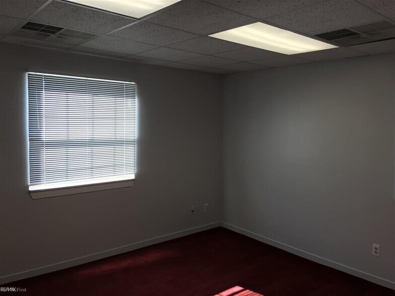More Photos Of 148 S Main, Mount Clemens Office For Lease
