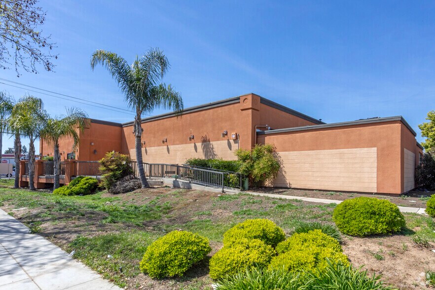 More Photos Of 7007 N Cedar Ave, Fresno Restaurant For Lease