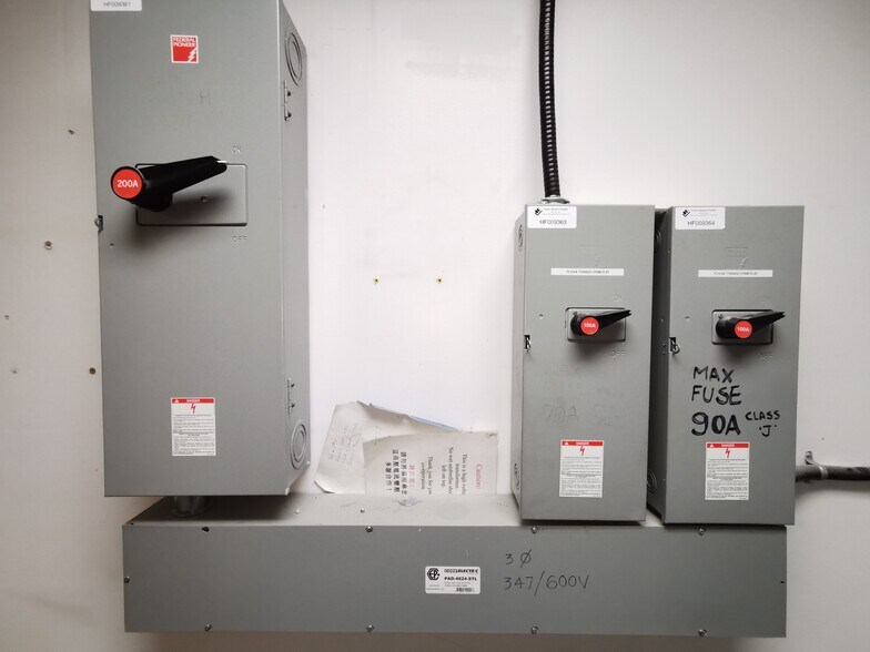 More Photos Of 3871 N Fraser Way, Burnaby Showroom For Lease