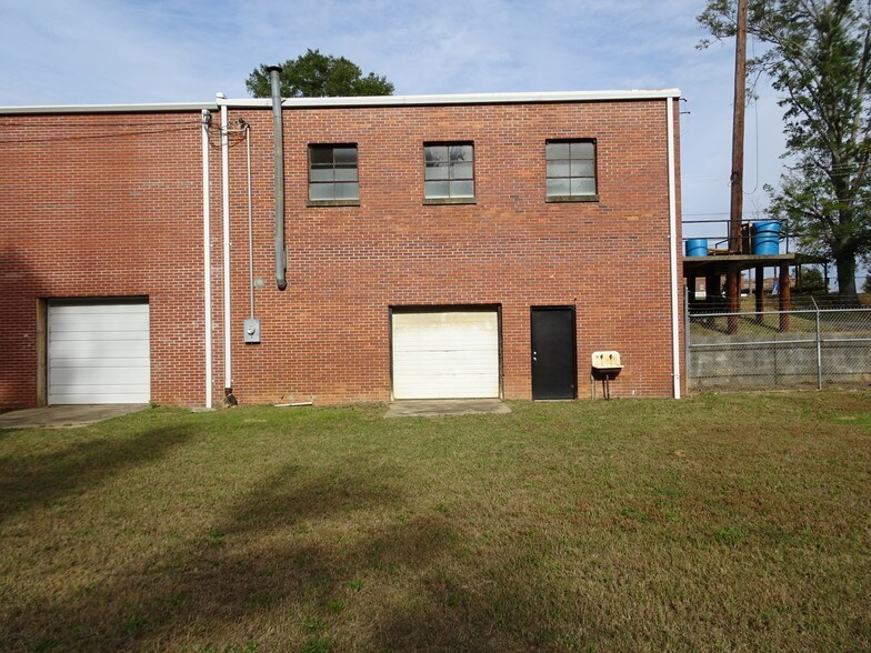 More Photos Of 910 Edgefield St, Greenwood Light Distribution For Sale
