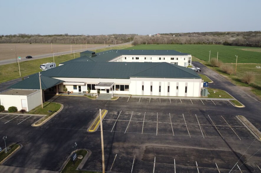 More Photos Of 1001 E 6th St, Junction City Hotel For Sale