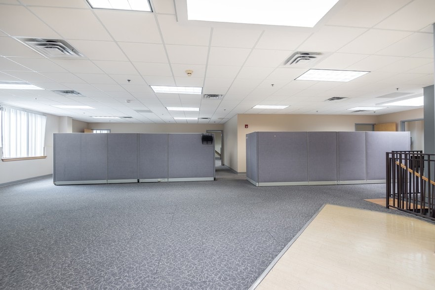 More Photos Of 26 Parkridge Rd, Haverhill Research And Development For Lease