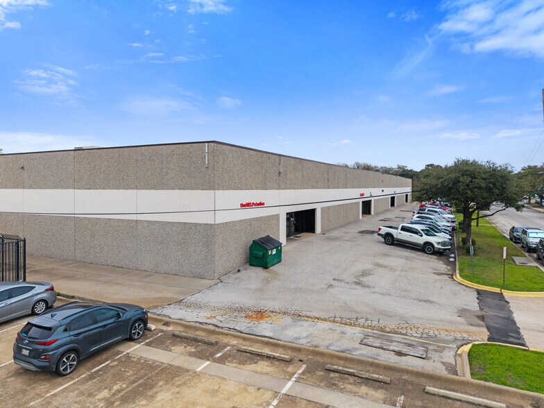More Photos Of 2435 Squire Pl, Farmers Branch Light Manufacturing For Lease