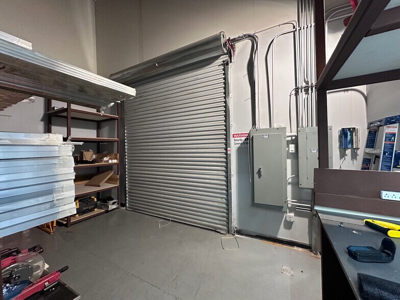 More Photos Of 6600-6626 Kingspointe Pky, Orlando Distribution For Lease