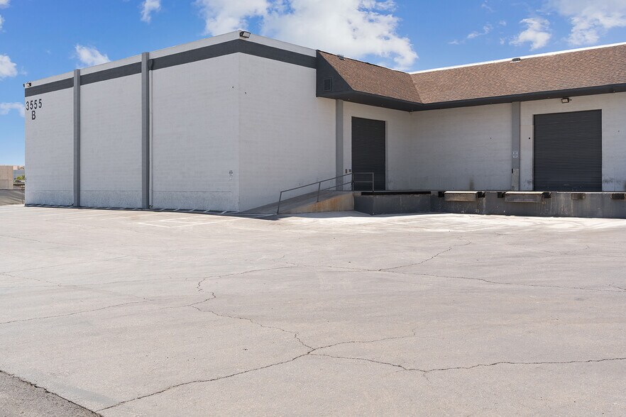 More Photos Of 3555 W Quail Ave, Las Vegas Warehouse For Lease