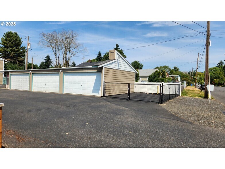 More Photos Of 2510 E 8TH St, Vancouver Apartments For Sale