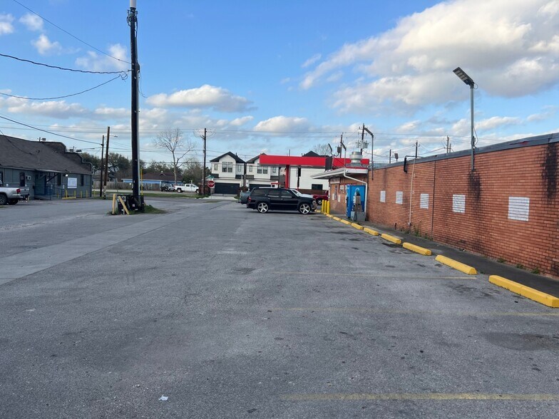 More Photos Of 5202 Canal St, Houston Freestanding For Sale