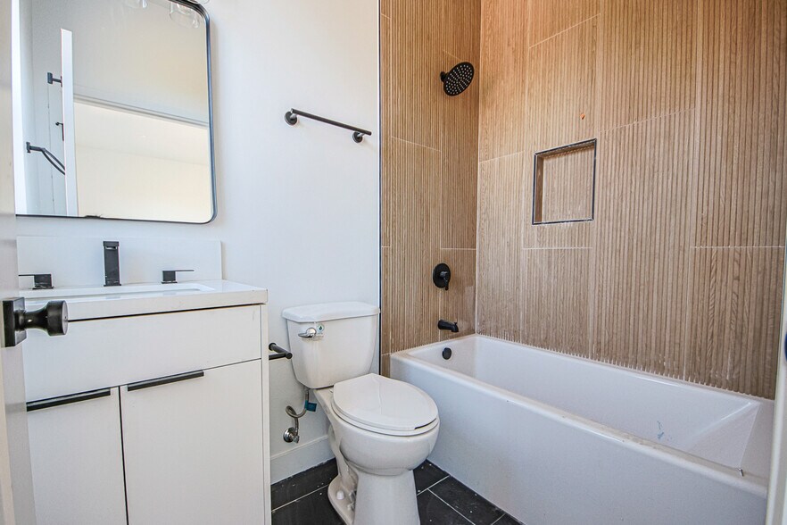 More Photos Of 6401 Odessa Ave, Lake Balboa Multifamily For Sale