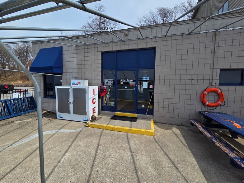 More Photos Of 555 Water St, Youngstown Marina For Sale