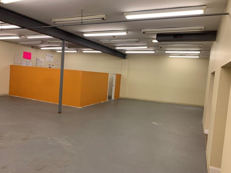More Photos Of 204-212 W Market St, Newport Unknown For Lease