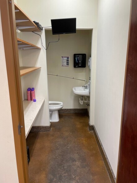 More Photos Of 5701 Parkville St, Columbus Freestanding For Lease