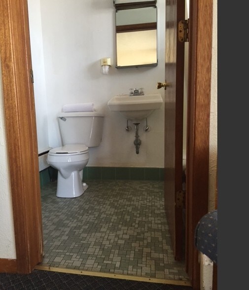 More Photos Of 100 Silver St, Hurley Hotel For Sale