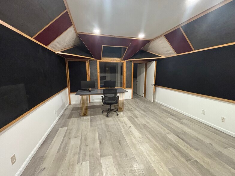 More Photos Of 10843 Burbank Blvd, North Hollywood Office For Lease