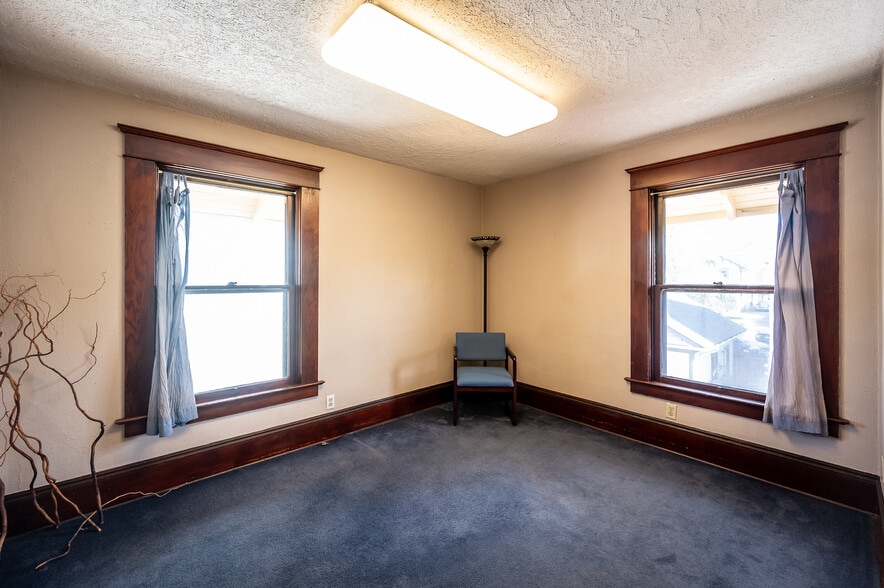 More Photos Of 1934 NE Broadway St, Portland Medical For Sale
