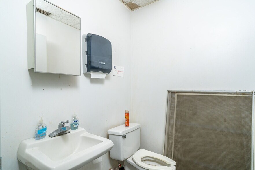 More Photos Of 52 Mid Valley Ln, Verona Warehouse For Lease